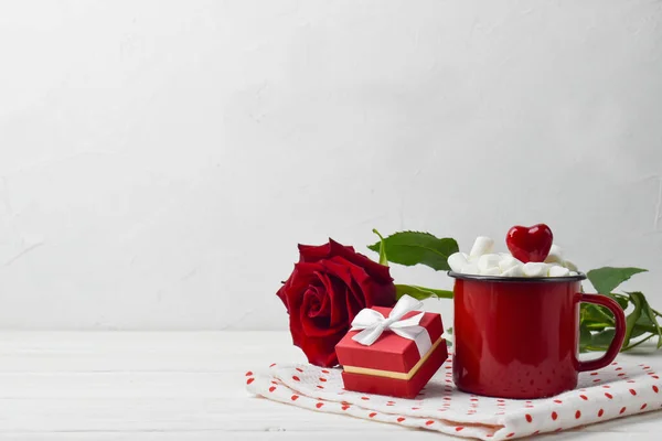 Une Rose Rouge Avec Cadeau Une Tasse Métal Rouge Carte — Photo