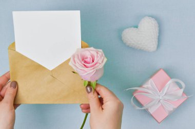 Boş bir çarşafla bir konseri tutan eller..