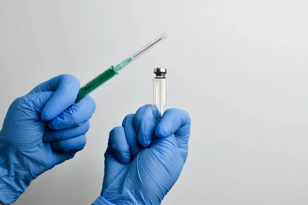 Антивакцина Защищает Вакцины Рука Голубой Перчатке Показывает Фиг Белом Фоне — стоковое фото