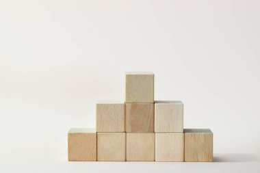 Ürün sunumu için podyum. Tahta küplerden yapılmış minimalist merdiven. Geometrik şekilli bir sahne. Markalaşma için ön koşullar. Tahta oyuncaklar.