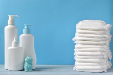 Çocuk bakım ürünleri. Çocuk kozmetik ürünleri ve hijyen. Vücut bakımı. Şampuan ya da duş jeli olan beyaz plastik şişe modelleri. Metin için boş boşluk.