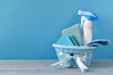 Bir şişe deterjan. Evin temizliği, daire. Hizmetçi için envanter. Virüs koruması. Evin, ofisin, dairenin dezenfekte edilmesi.