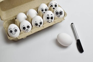 İşaretli renkli yumurtalar. Ofiste Paskalya. Üst görünüm