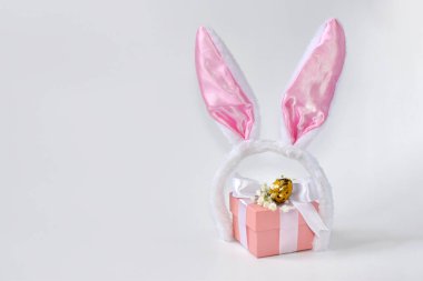Paskalya 'nın asgari konsepti. Mekanın bir kopyasının olduğu bir Paskalya kartı. Tavşan kulakları ve hediye kutusu..