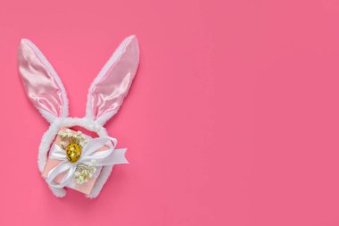 Paskalya 'nın asgari konsepti. Mekanın bir kopyasının olduğu bir Paskalya kartı. Tavşan kulakları ve hediye kutusu..