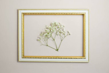 Çerçevelenmiş çingene filizleriyle. Minimalizm.