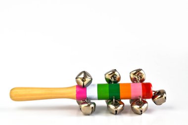 Beyaz arka planda çocuklar için parlak tahta oyuncaklar. Doğal ahşaptan yapılmış oyuncaklar, beyaz arka planda izole edilmiş. Çocuklar için çevre dostu ve organik ürünler.