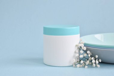 Bulaşık deterjanı. Mutfağı temizliyorum. Boş boşluk.