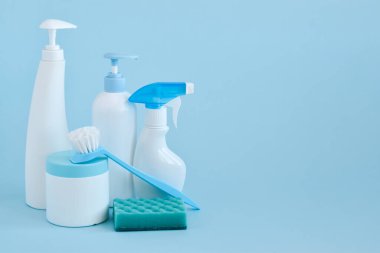 Deterjan ve temizlik ürünleri için temiz şişeler. Odanın dezenfeksiyonu.