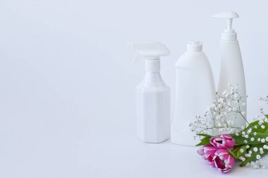 Deterjan ve temizlik ürünleri için temiz şişeler. Odanın dezenfeksiyonu.