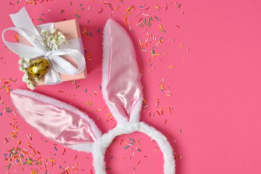 Paskalya 'nın asgari konsepti. Mekanın bir kopyasının olduğu bir Paskalya kartı. Tavşan kulağı ve hediye kutusu. Üst Manzara. Düz yatıyordu