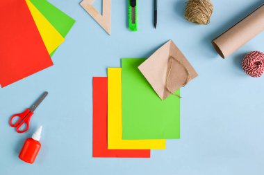 Renkli kağıttan laleler. Adım adım talimatlar. Birinci adım: Renkli kağıdı hazırla. Üst Manzara. Düzdü..