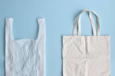 Bir bez torbası ve bir salafan çantası. Ekoloji kavramı. Uzayı kopyala Düz yatıyordu