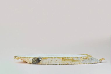 Kesilmiş bir ağacın minimalist bir sahnesi doğal bej bir arka plana dayanır. Ürün ve kozmetik sunumu için podyum. Doğal ürünler sahnesi olan bir gösteri. Boş boşluk