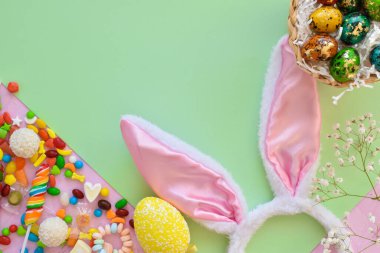 Şekerli Paskalya kompozisyonu ve yazı için tavşan kulaklı yer. Üst manzara, düz uzanma.