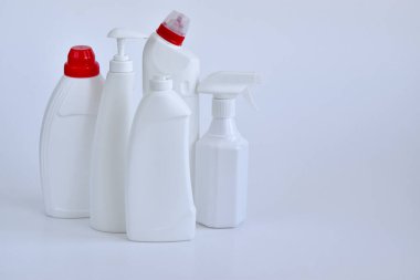 Beyazın üzerindeki temizlik ürünleri. Bir şişe deterjan..