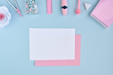 Kağıt çiçek yapmak için yapılan eylemler dizisi. Şenlikli çiçek dekoru. Çocuk aktiviteleri. Düz yatıyordu