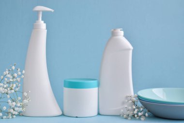 Mavi arka planda temizlik ürünleri. Evi, daireyi, ofisi temizliyorum..