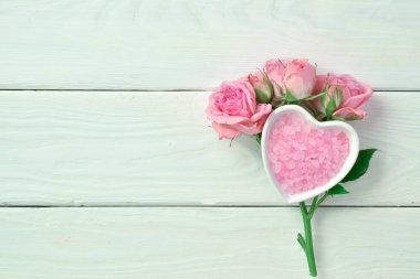 Üzerinde pembe deniz kokulu tuz bulunan gül dalı. Minimalizm. Deniz tuzu ile kaplıca tedavisi