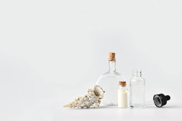 Botellas Vidrio Sobre Fondo Claro Burbujas Para Cosméticos Perfumes — Foto de Stock
