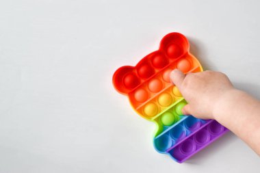 Oyuncak anti-stres oynayan çocuklar. İndir onu..
