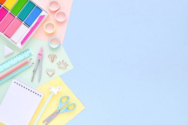 Pastel arka planında boş bir boşluk olan boş bir ofis masasının üst görüntüsü. Okula dönelim. Düz yatıyordu