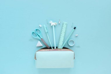 Açık mavi kalem kutusu ve açık renkli arka plan kırtasiyesi. Düz yatıyordu