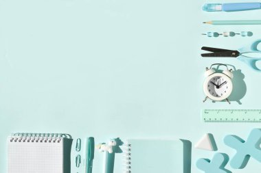 Açık mavi arkaplan üzerine okul kırtasiyesi ve metin için boşluk. Düz yatıyordu. Üst Manzara. Boşluğu Kopyala.