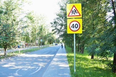 Beyaz arka planda okul bölgesi uyarısı. Sürücüler için uyarılı bir tabela. Yol işareti..