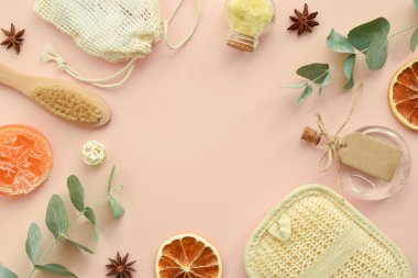 Bej arka plandaki spa tedavileri için doğal organik aksesuarlar. Sıfır kayıp. Vücut bakımı. Eko kozmetik. Düz konum, üst görünüm, kopyalama alanı.