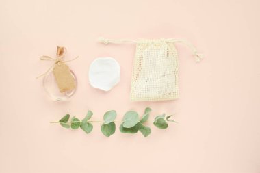 Bej arka plandaki spa tedavileri için doğal organik aksesuarlar. Sıfır kayıp. Vücut bakımı. Eko kozmetik. Kartpostalın temeli. Düz konum, üst görünüm, kopyalama alanı.