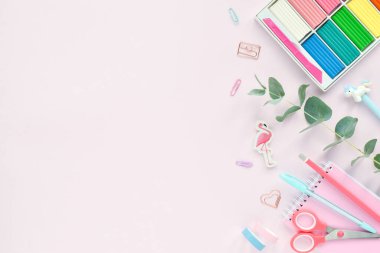Pembe arka planda pastel renkli okul malzemeleri çerçevesi, mesaj için bir yer. Okula geri dön. Ofis malzemeleri. Düz konum, üst görünüm, kopyalama alanı.