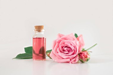 Pembe güllü cam bir kavanoz. Kozmetik ve parfüm.