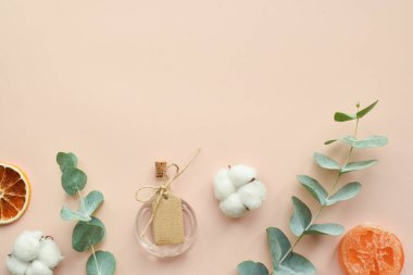 Bej bir arka planda doğal organik banyo aksesuarları. Düz plan, üst manzara, kopyalamak için bir yer..