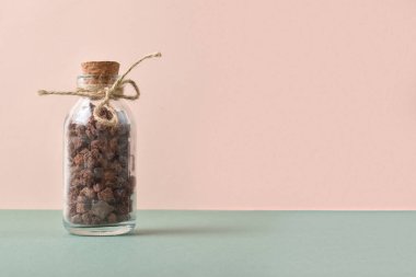 Aromatik volkanik taşlarla dolu cam bir kavanoz. Çevre dostu ürünler. Aromaterapi.