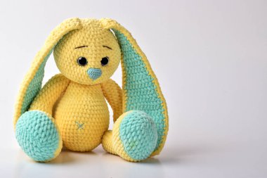 Sarı örülmüş tavşan ve mesaj için bir yer. Oyuncak tavşan. Kopyalanacak bir yer.