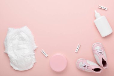 Pembe arka planda bebek için aksesuarlar. Çocuk bakımı. Düz konum, üst görünüm, kopyalama alanı.
