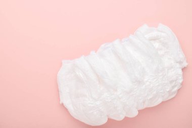 Bezler pembe arka planda fotokopi çekilecek tek kullanımlık iç çamaşırlarıdır. Üst görünüm, boşluk kopyala.