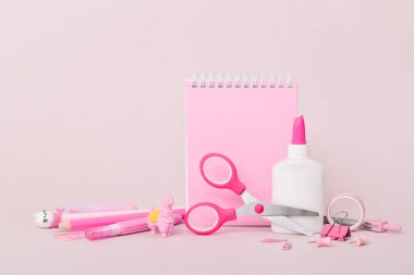 Açık mavi arkaplan ve metin için bir boşluk üzerine kırtasiye. Okula dönelim. Boşluğu kopyala