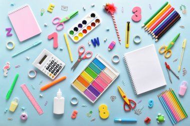 Açık mavi üzerine kırtasiye arkaplanı ve metin için bir boşluk. Okula dönelim. Okula dönelim. Düz düzen, üst görünüm, kopyalanacak bir yer.