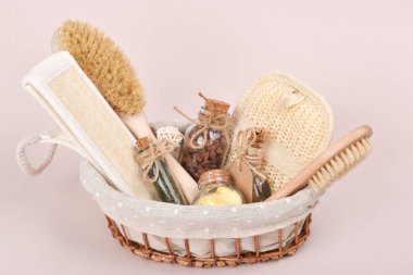 Sıfır kayıp. Doğal bir kozmetik ürününün afişi. Cilt bakımı için serum, tuz ve fırçalar, volkanik aromaterapi taşı ve cam şişedeki bitkiler..