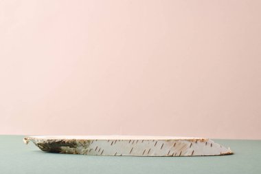 Doğal bir arka planda ahşap sahne. Asgari markalaşma sahnesi.