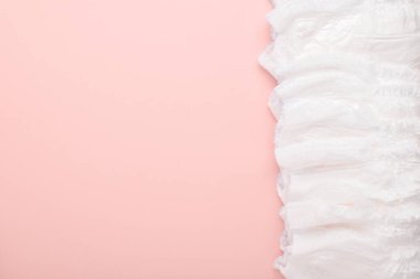 Pembe arka planda fotokopi çekecek bir sürü tek kullanımlık iç çamaşırı. Düz düzen, üst görünüm