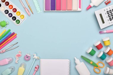 Düz ofis malzemeleri. Açık mavi arka planda çeşitli kırtasiyeler. Okula dönelim. kopyalama alanı Düz düzen, üst görünüm, kopyalanacak bir yer.