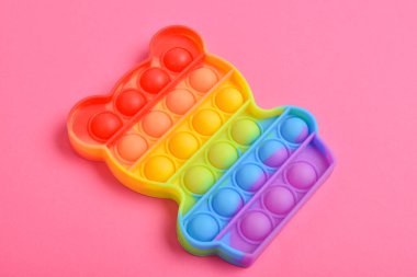 Pembe arka planda silikon bir oyuncak..