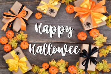 Mutlu Cadılar Bayramı. Cadılar Bayramı için balkabakları ve hediyelerle ahşap bir arka planda şenlik kompozisyonu. Üst Manzara. Düz yatıyordu.