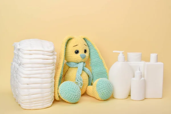 Higiene Das Crianças Fraldas Cosméticos Coelho Amarelo Vários Acessórios Banho — Fotografia de Stock