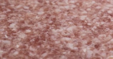 Yakından sosis dilimi.