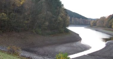 Kurak dönemlerde Siegerland 'daki baraj.