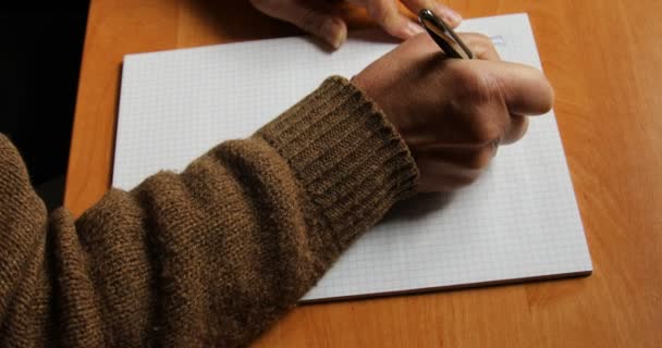 Mão Escreve Uma Nota Bloco Escrita Com Uma Caneta Esferográfica — Vídeo de Stock
